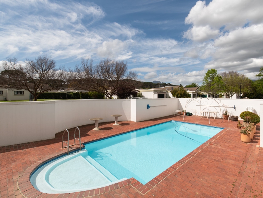 2 Bedroom Property for Sale in Onder Papegaaiberg Western Cape